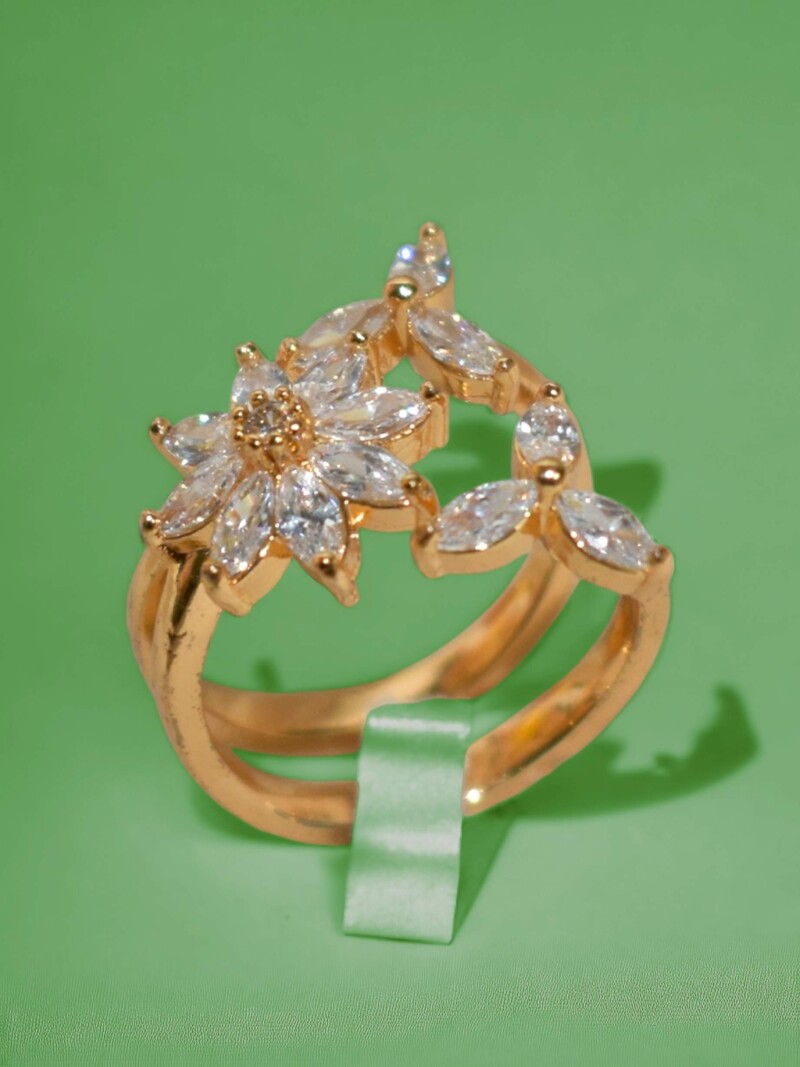 Three flower patterned finger ring - Image 2